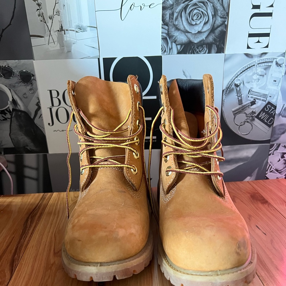 Women’s Timberlands Size 8 - Picture 2 of 3